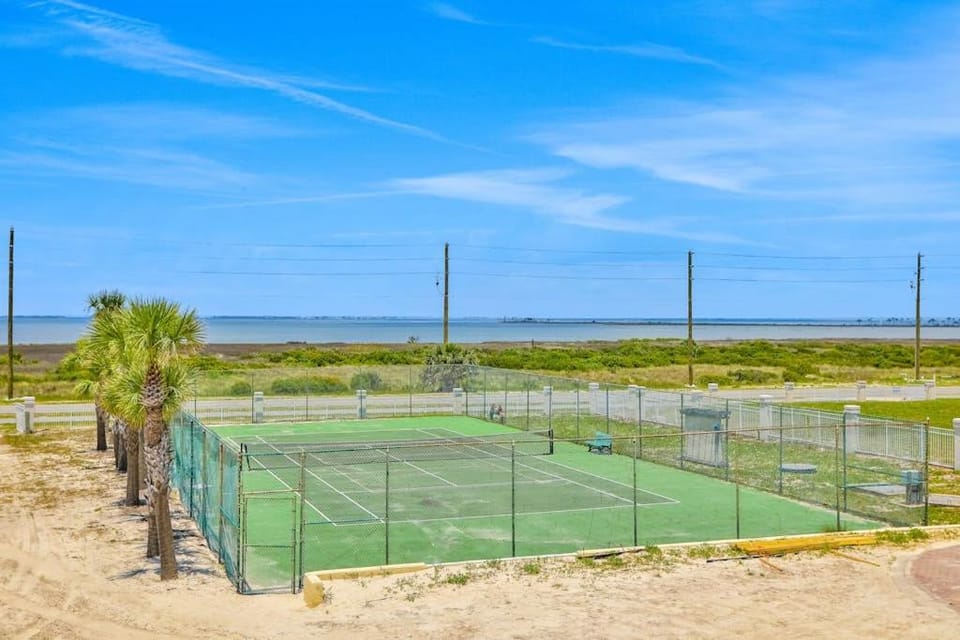 Scenic waterfront home with five bedrooms & easy beach access - dog-friendly House in Saint George Island