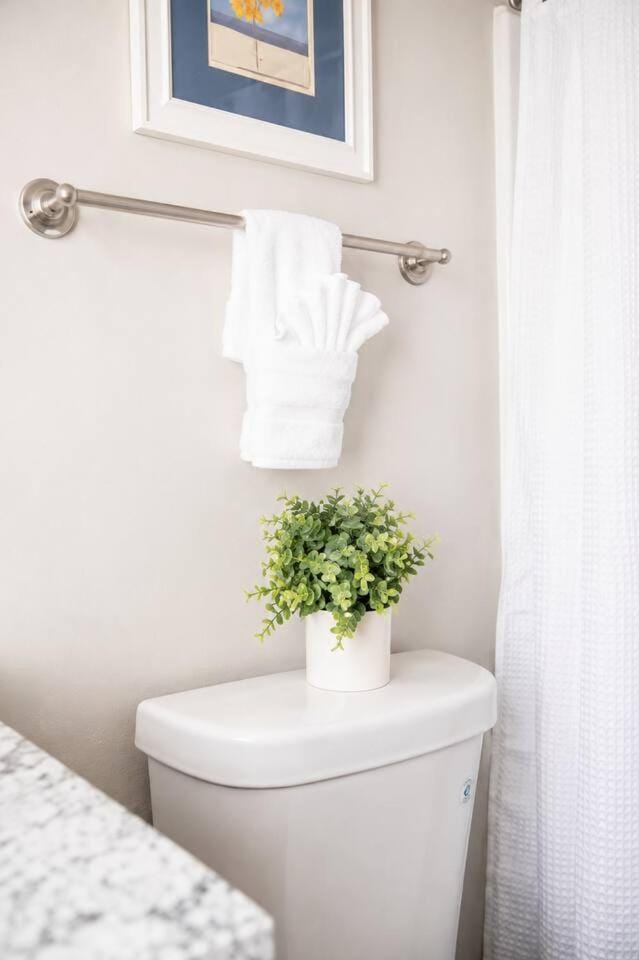 Urban Comfort Minutes From UAB + Hospitals Apartment in Homewood