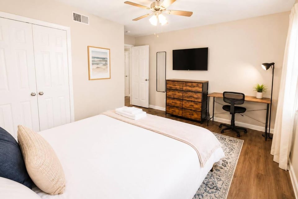 Cityside Escape Minutes From UAB + Hospitals Apartment in Homewood