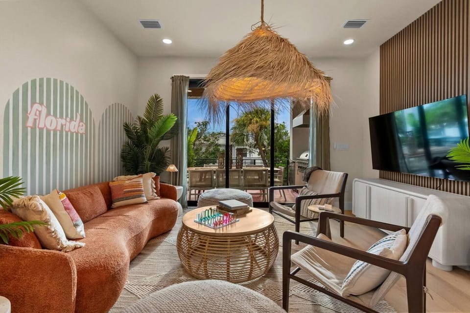 Resort Experience Pool, Gym, Game Room 10 Beds House in Indian Rocks Beach