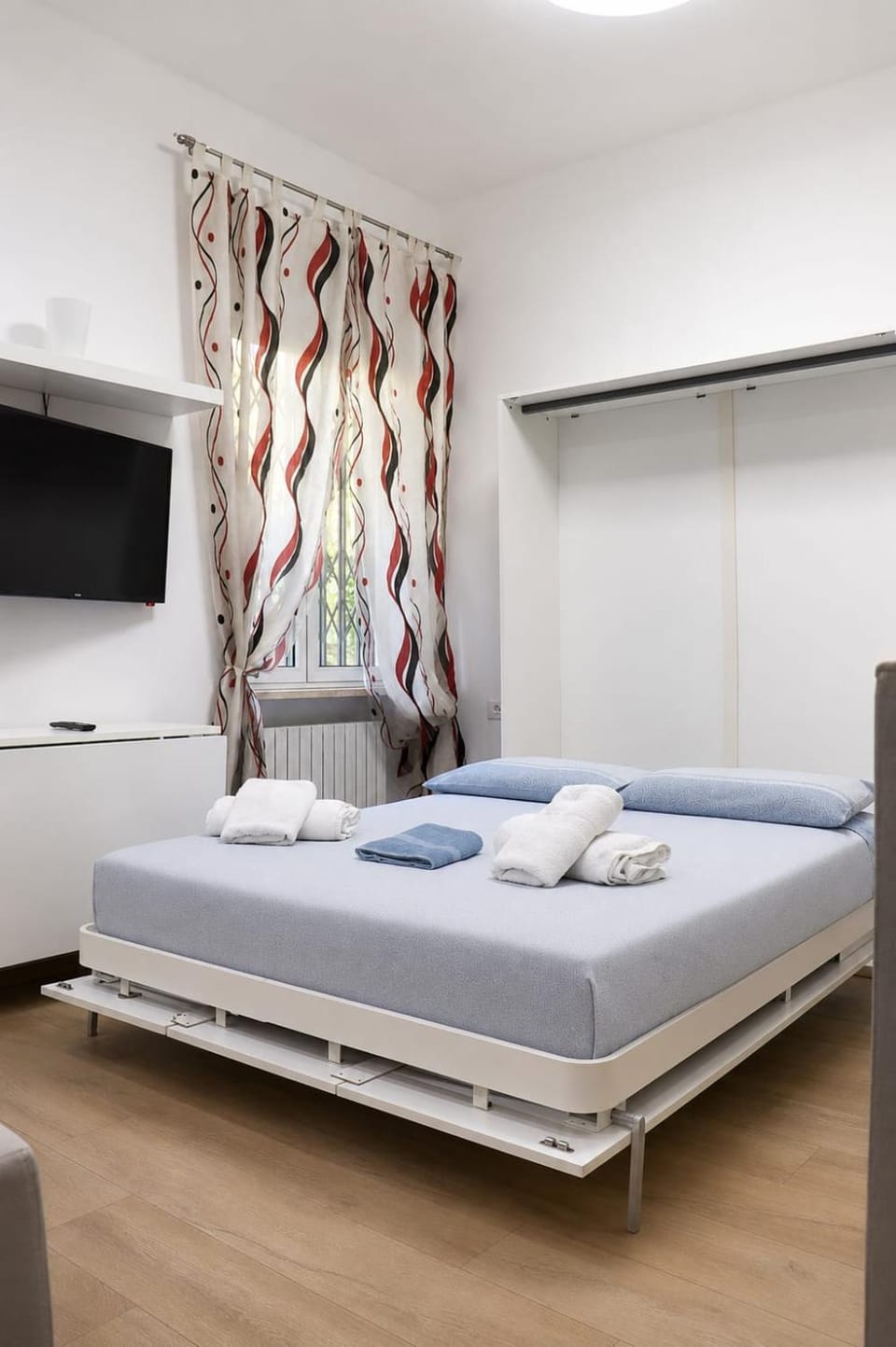 Bed, TV and multimedia, towels