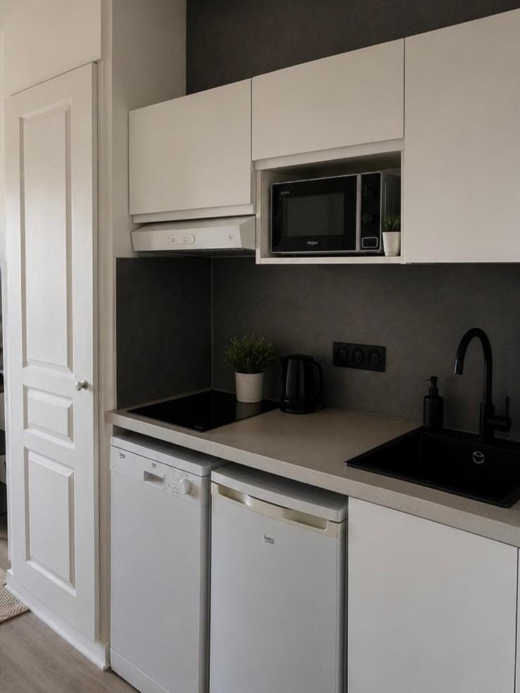 Cannes Beach Residence -Terrace- 2min to Beach - AC - WIFI - Pool Apartment in Cannes