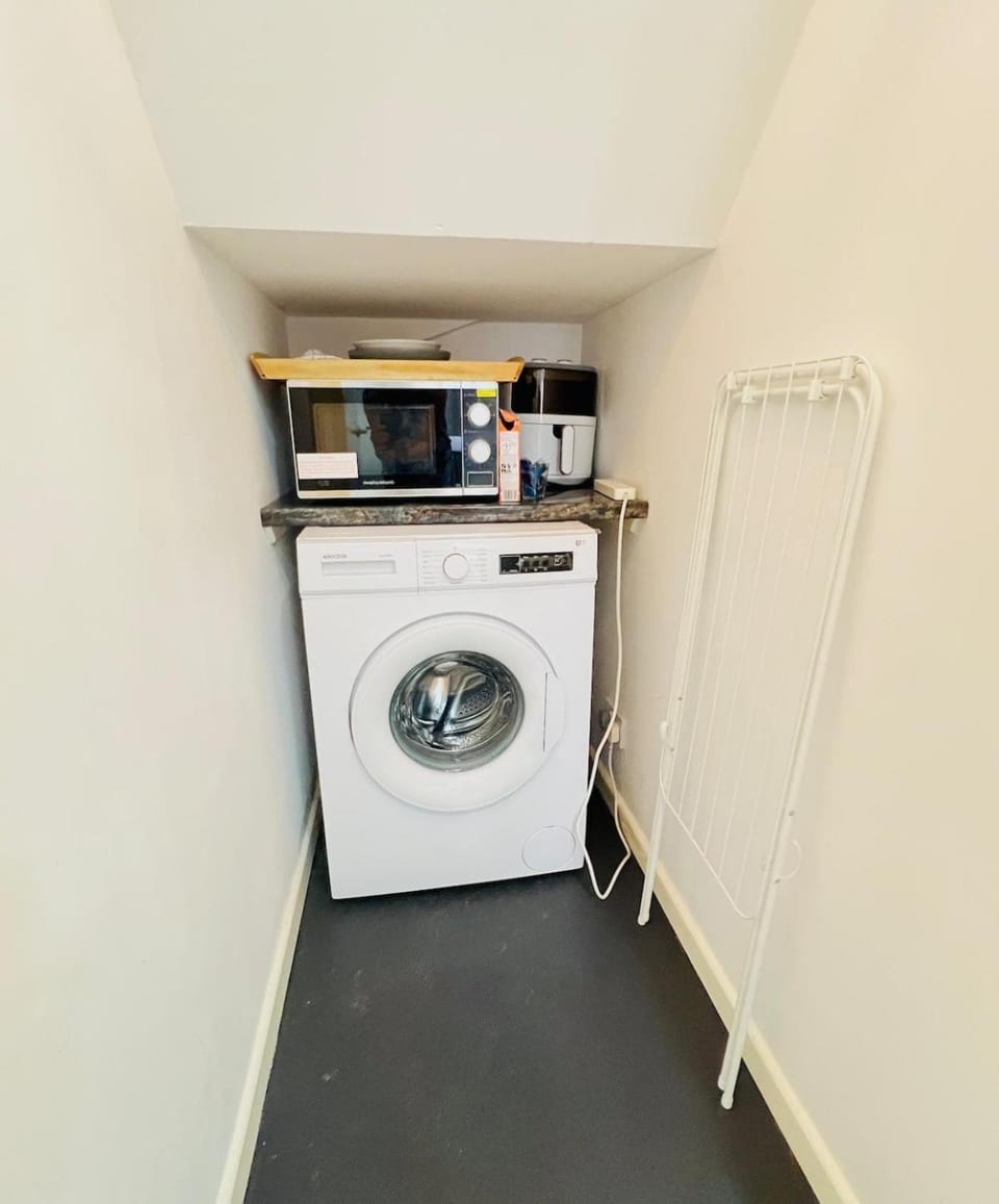 B&W Centrally located 1 En-suite & free parking Apartment in Birmingham