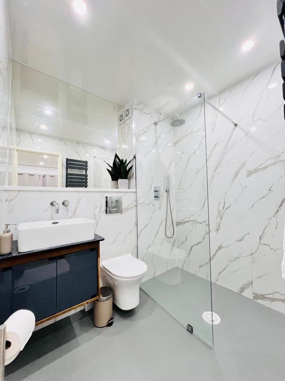 B&W Centrally located 1 En-suite & free parking Apartment in Birmingham