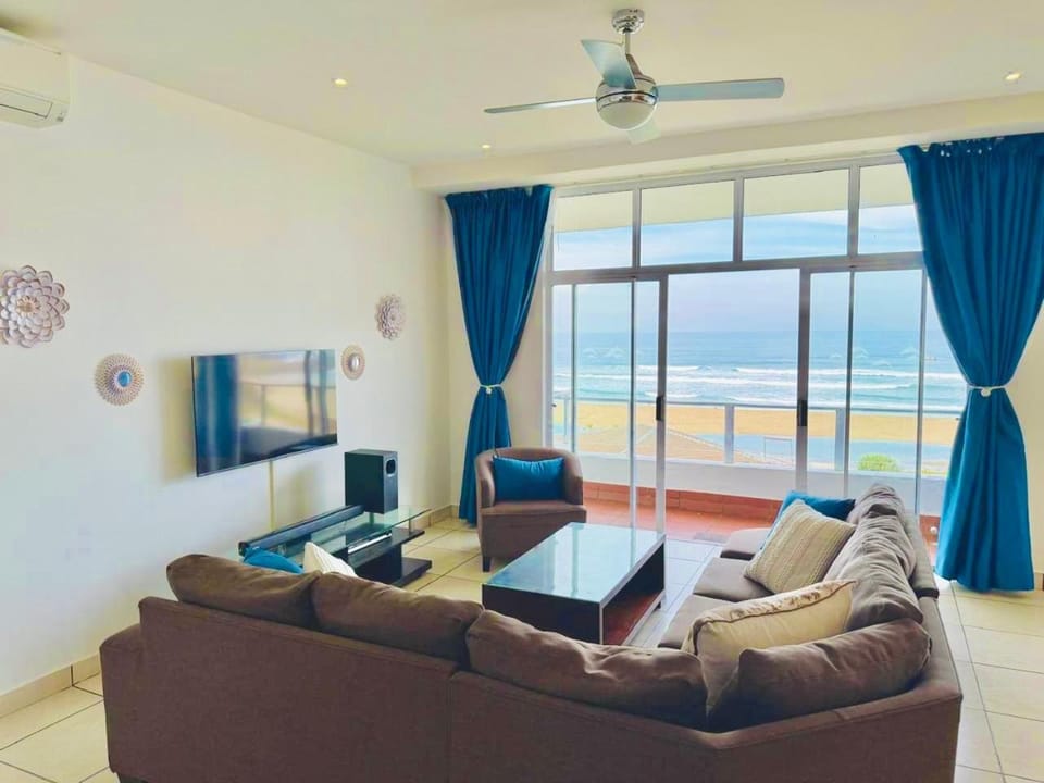 Natural landscape, TV and multimedia, Living room, Seating area, Evening entertainment, Sea view