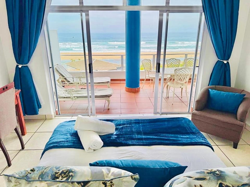 Bed, Natural landscape, View (from property/room), Balcony/Terrace, Seating area, Bedroom, Sea view, towels