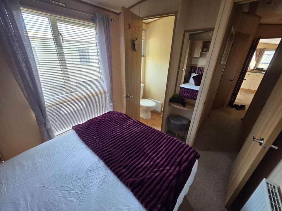Sunnymede H14 - Fantasy Island - Ingoldmells, pet friendly, wifi, bed linen - Meadow Lakes Caravan & Lodge Hire House in Ingoldmells