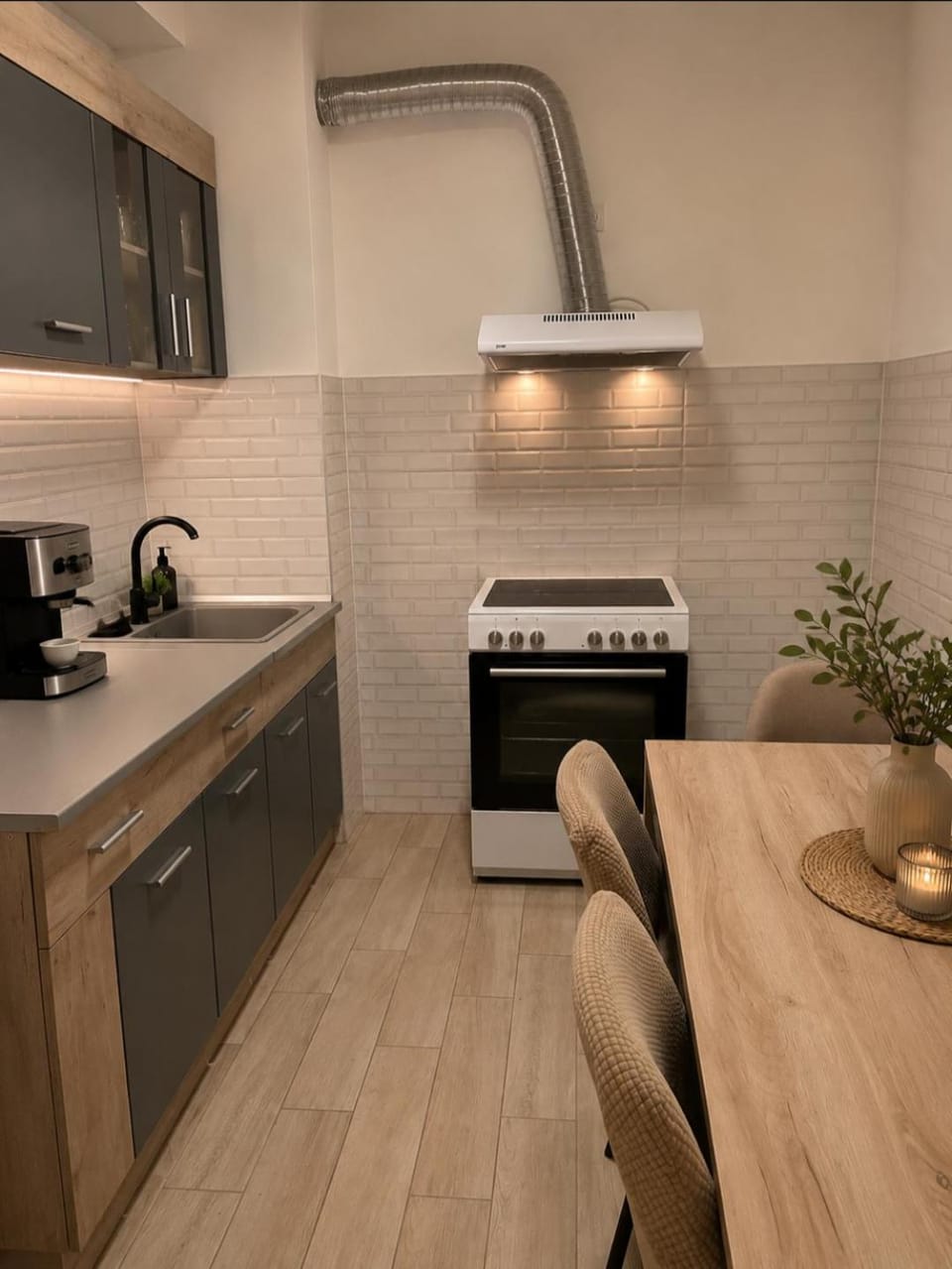 Coffee/tea facilities, Kitchen or kitchenette, Dining area, stove