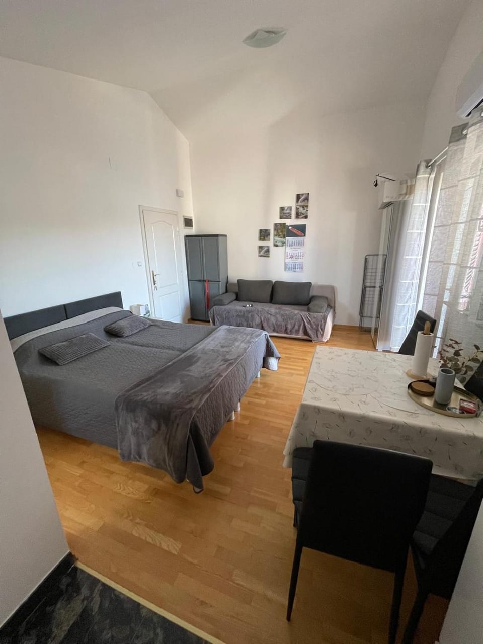 Bed, TV and multimedia, Living room, Photo of the whole room, Seating area