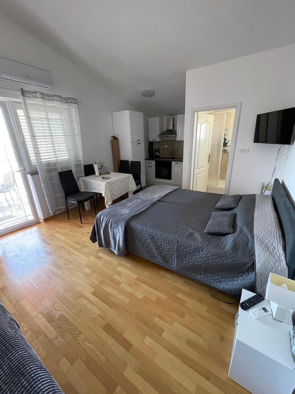 Bed, TV and multimedia, Living room, Photo of the whole room, Seating area, Bedroom