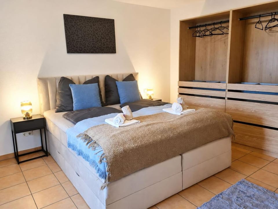 Bed, Photo of the whole room, Bedroom, towels