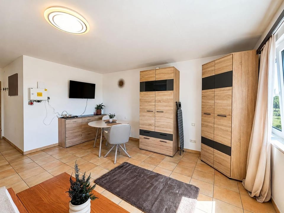 TV and multimedia, Seating area, Dining area, wardrobe