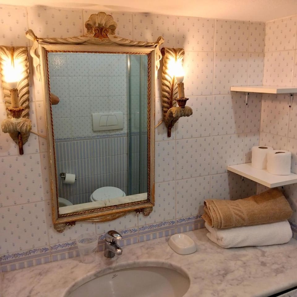 Bathroom, towels