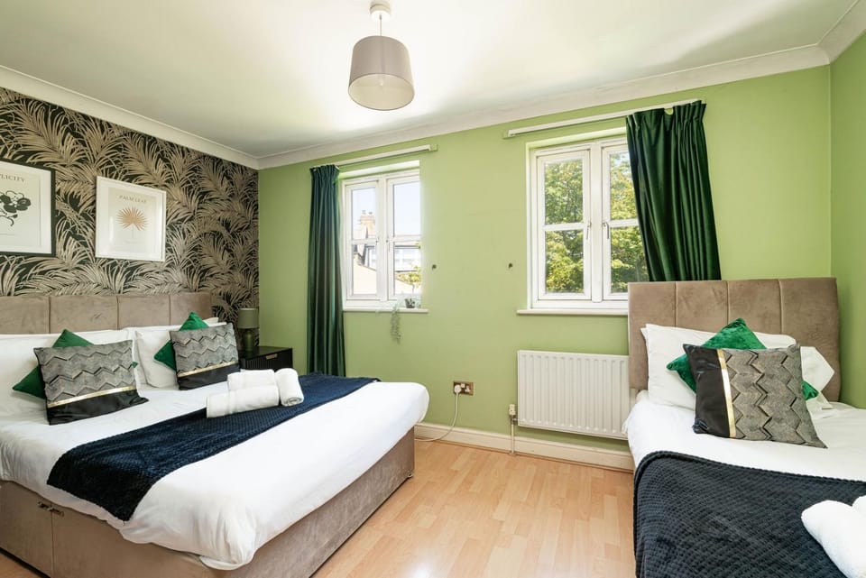 2-Bed Kennington House with Parking & Garden House in London Borough of Southwark
