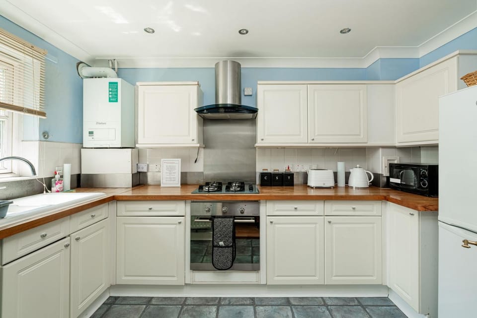 2-Bed Kennington House with Parking & Garden House in London Borough of Southwark