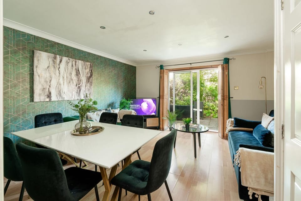 2-Bed Kennington House with Parking & Garden House in London Borough of Southwark