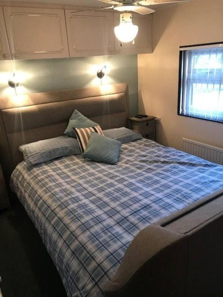 12 Lakeside Luxury The Lodge Sleeps 8 Campground/ 
RV Resort in Minehead