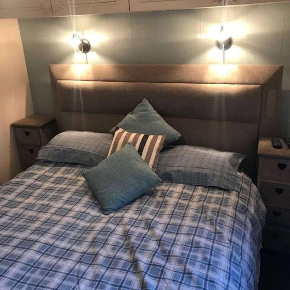 12 Lakeside Luxury The Lodge Sleeps 8 Campground/ 
RV Resort in Minehead
