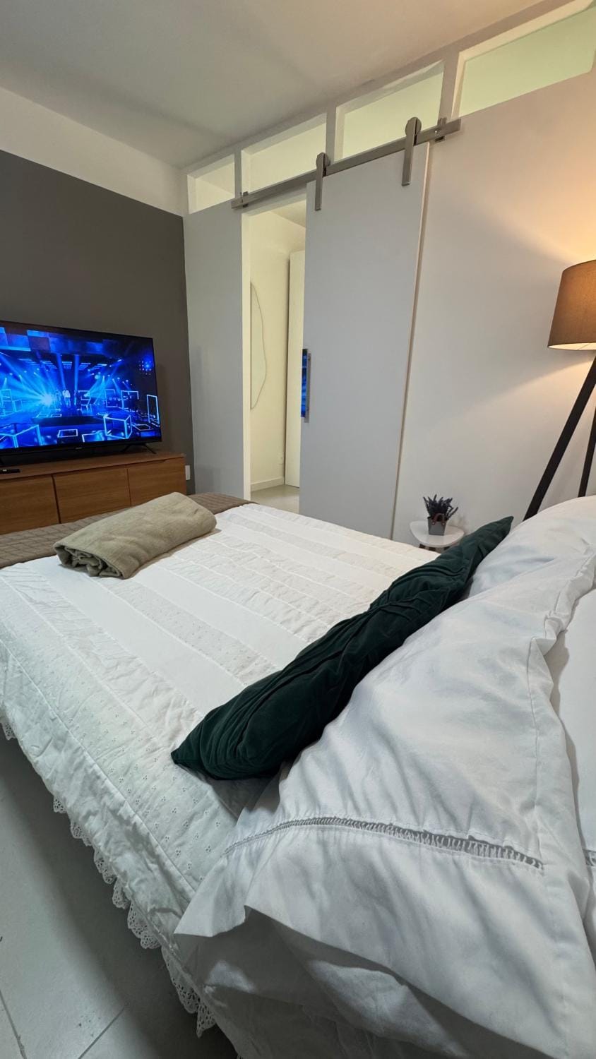 Bed, TV and multimedia, Living room
