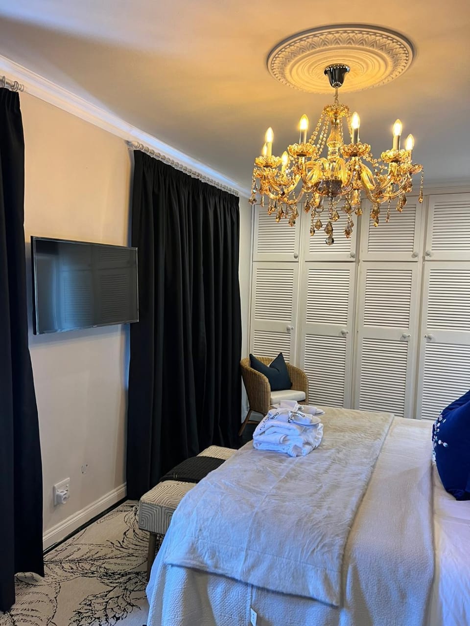 Photo of the whole room, Bedroom