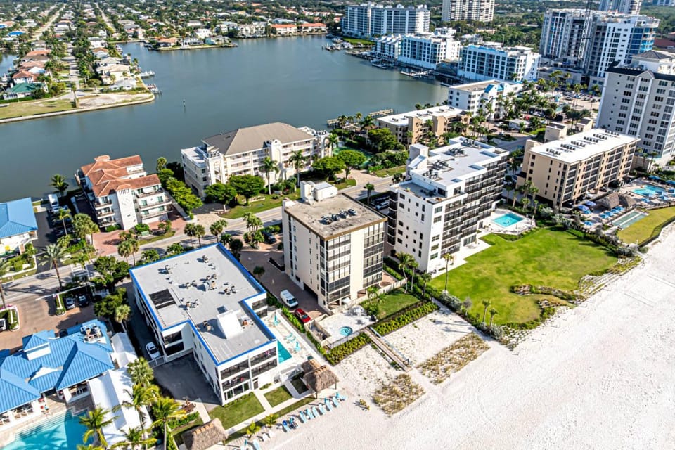 Admiralty Penthouse- Unit #602: Beachfront House in Vanderbilt Beach