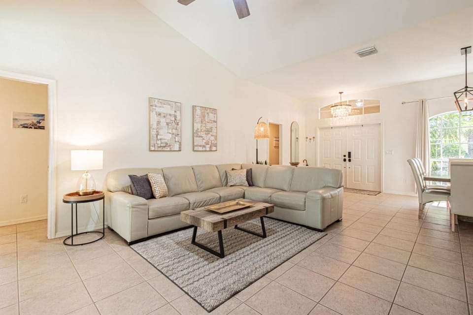 Briarwood-1331 Briarwood Ct House in Collier County