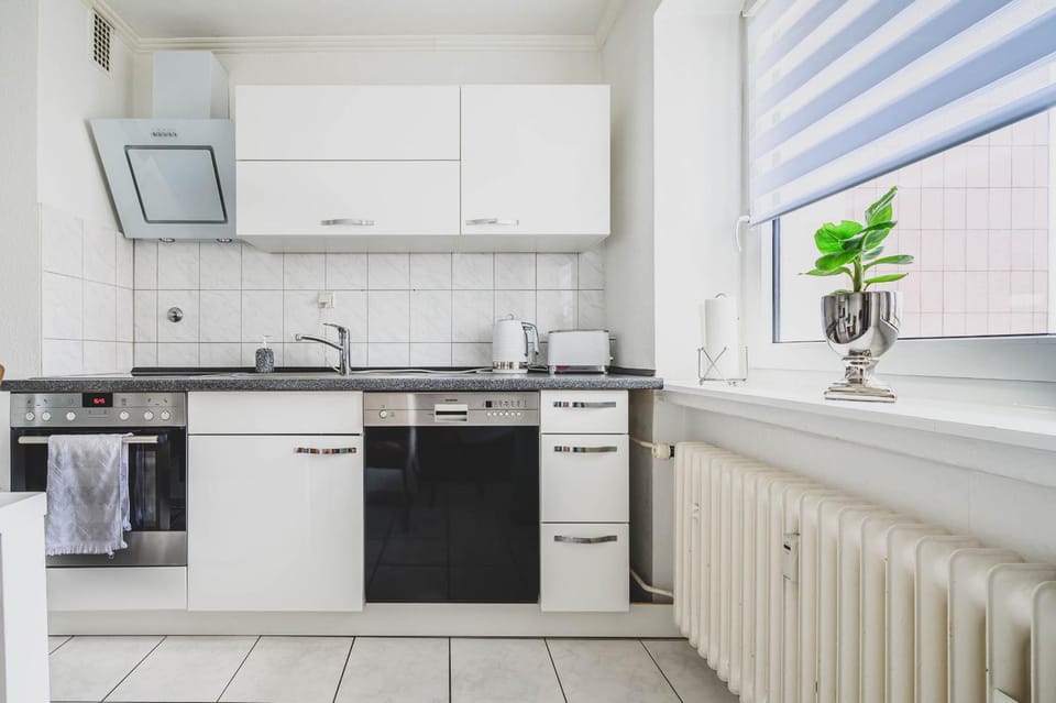 Kitchen or kitchenette, dishwasher, oven