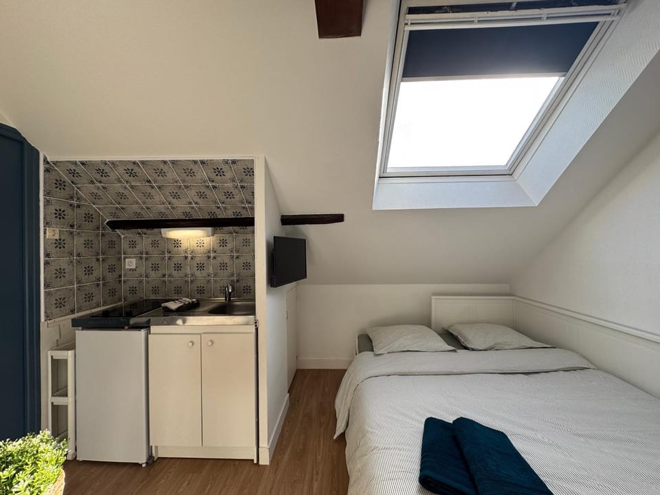 Bed, Kitchen or kitchenette