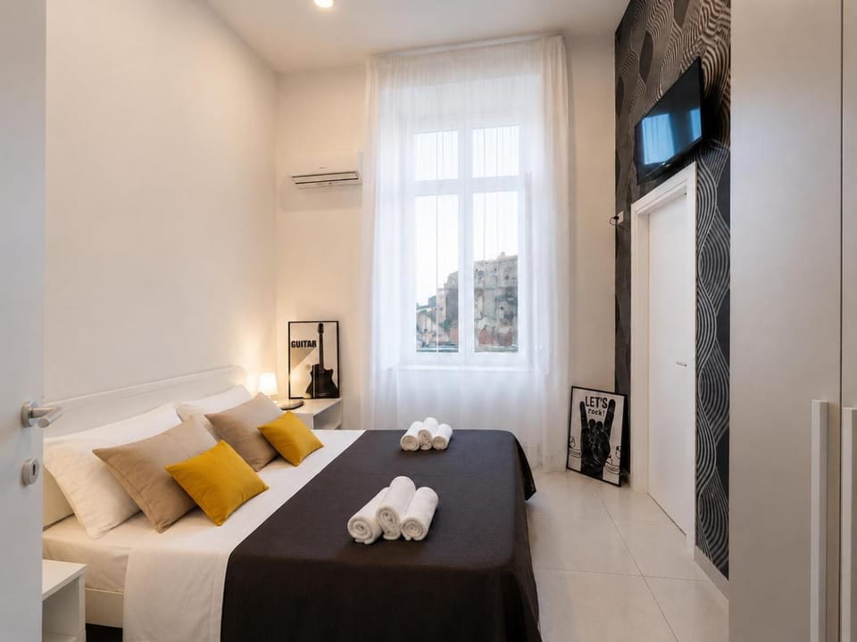 Bed, TV and multimedia, Photo of the whole room, Bedroom, towels, air conditioner