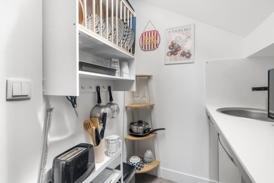 Coffee/tea facilities, stove, toaster