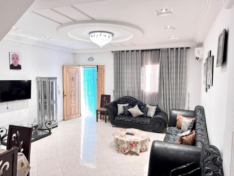Lovely & Spacious House 7m to the beach with Terrace House in Hammamet