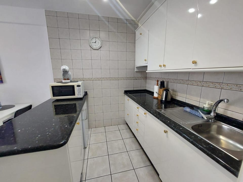 Cozy Apartment, heated pool Apartment in Los Cristianos