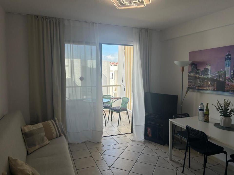 Cozy Apartment, heated pool Apartment in Los Cristianos