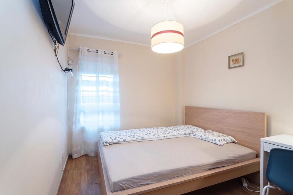 Bed, TV and multimedia, Bedroom