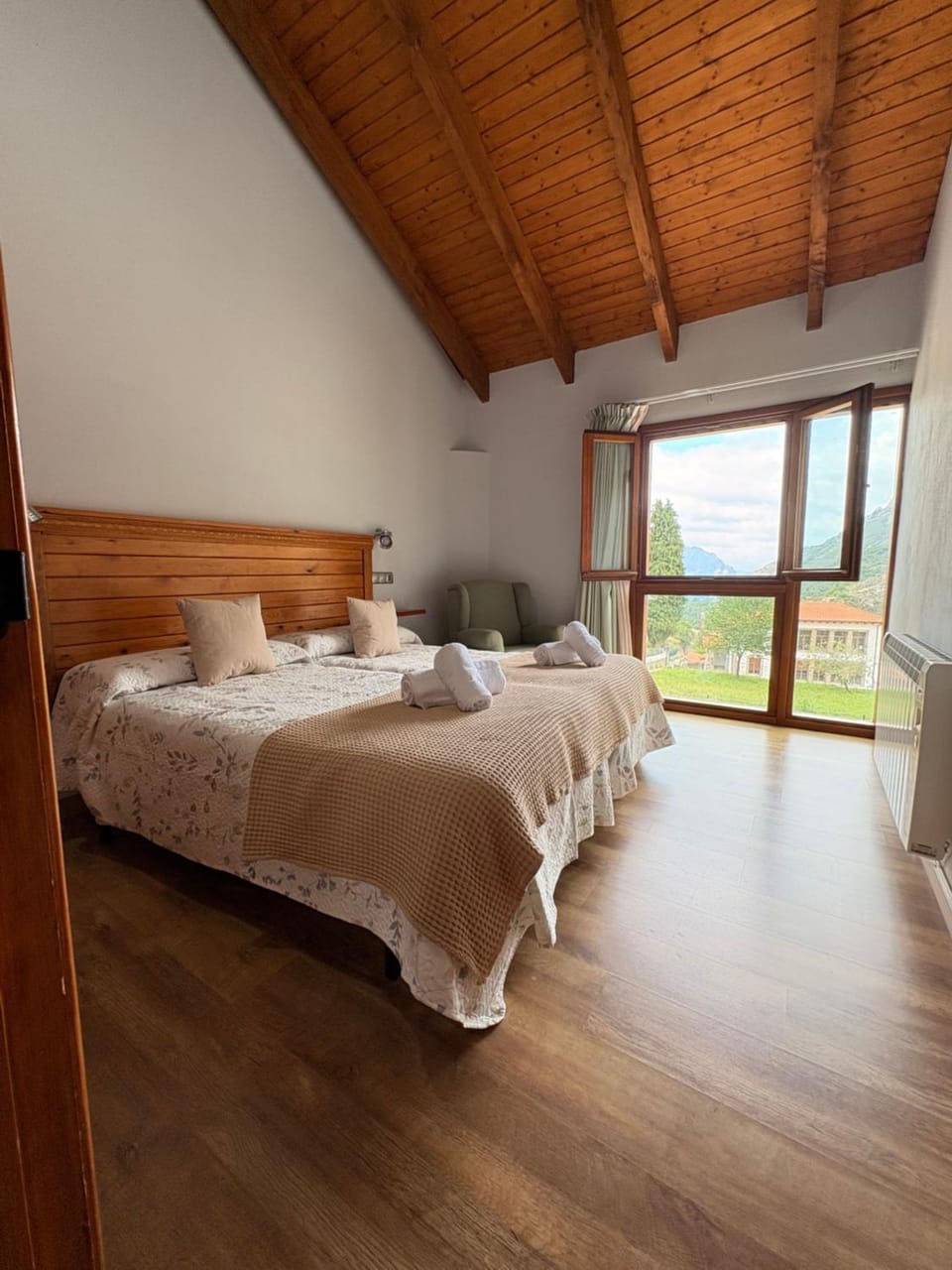 Bed, Photo of the whole room, Bedroom, towels
