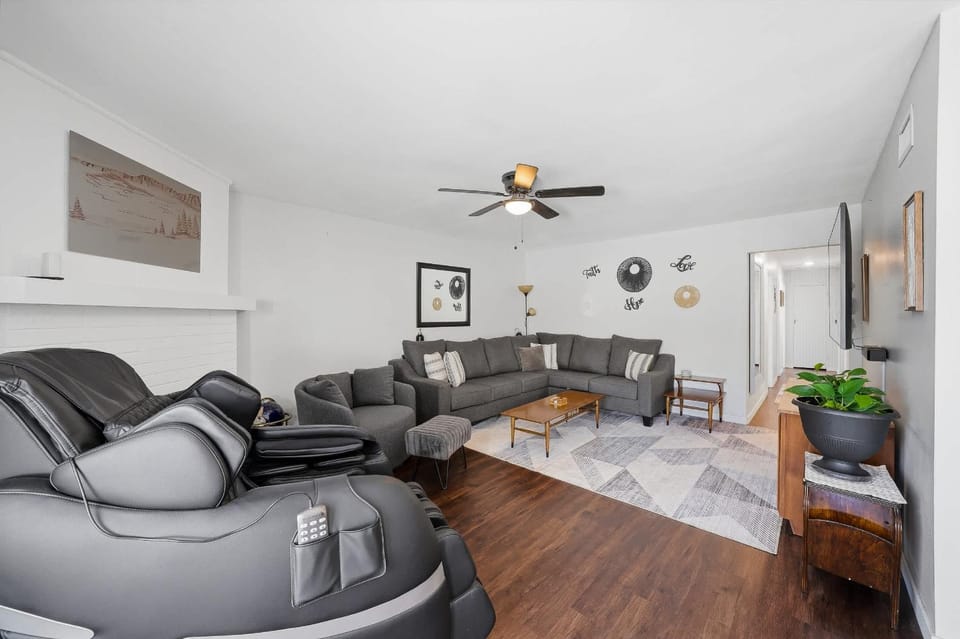 3BR Family Retreat wPool Firepit & Billiards House in Lemon Grove