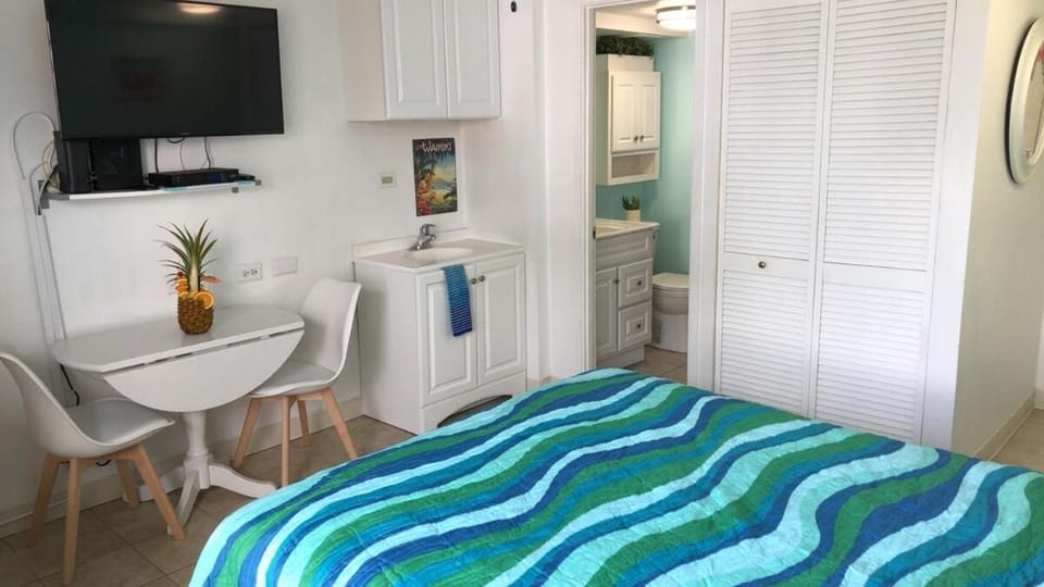 Top Floor Studio - 2 min Walk to Waikiki Beach & Duke Statue Apartment in Honolulu