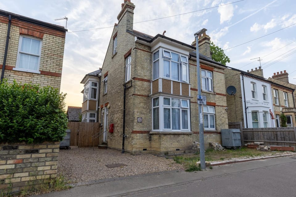 Clare - Double Room 20 mins walk to centre -Kitchenette Smart TV Shared bathroom Bed and Breakfast in Cambridge