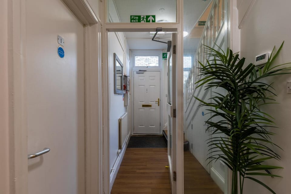 Clare - Double Room 20 mins walk to centre -Kitchenette Smart TV Shared bathroom Bed and Breakfast in Cambridge