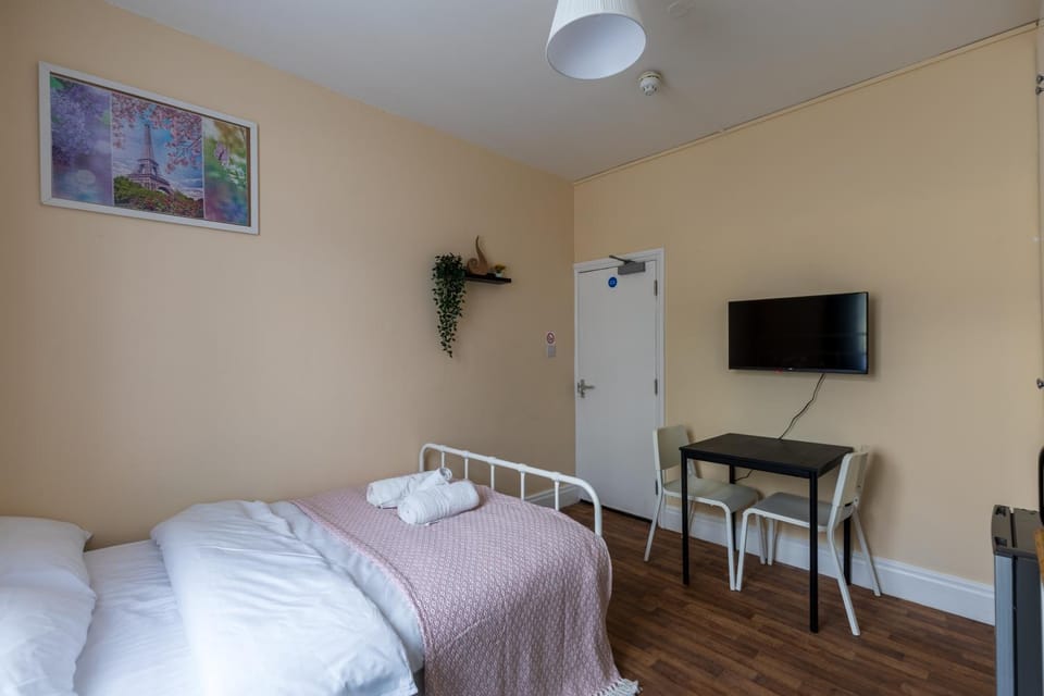 Clare - Double Room 20 mins walk to centre -Kitchenette Smart TV Shared bathroom Bed and Breakfast in Cambridge