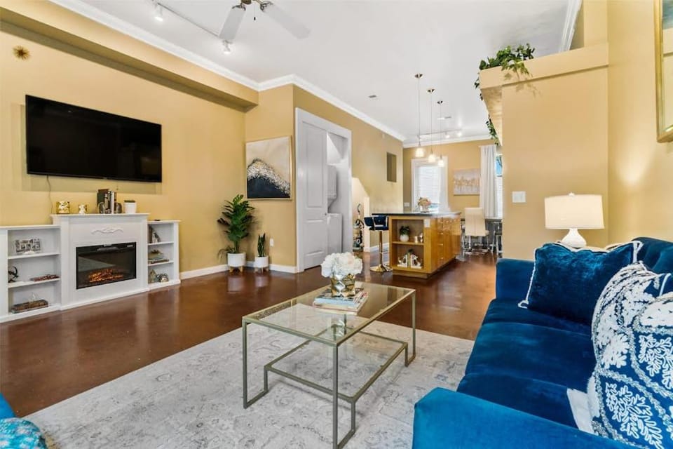 Hip & vibrant townhome near downtown with private patio grill AC and WiFi House in Pensacola