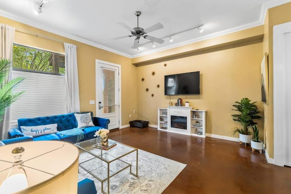 Hip & vibrant townhome near downtown with private patio grill AC and WiFi House in Pensacola