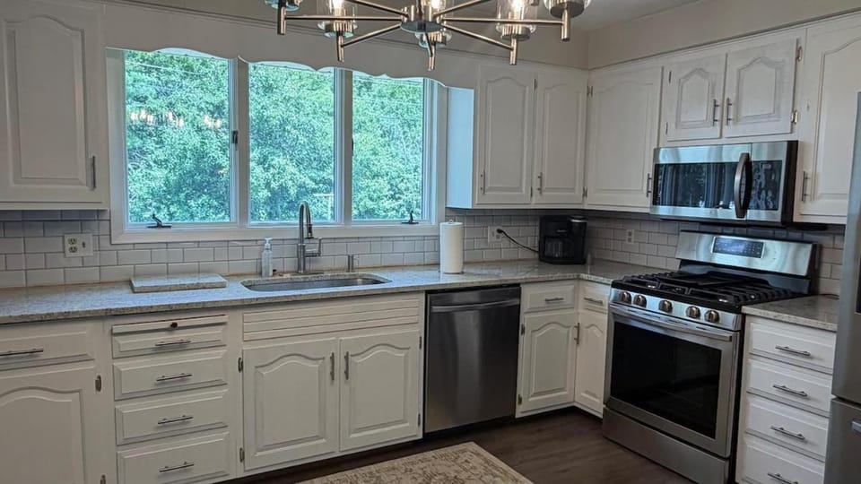 Kitchen or kitchenette, dishwasher, oven, toaster