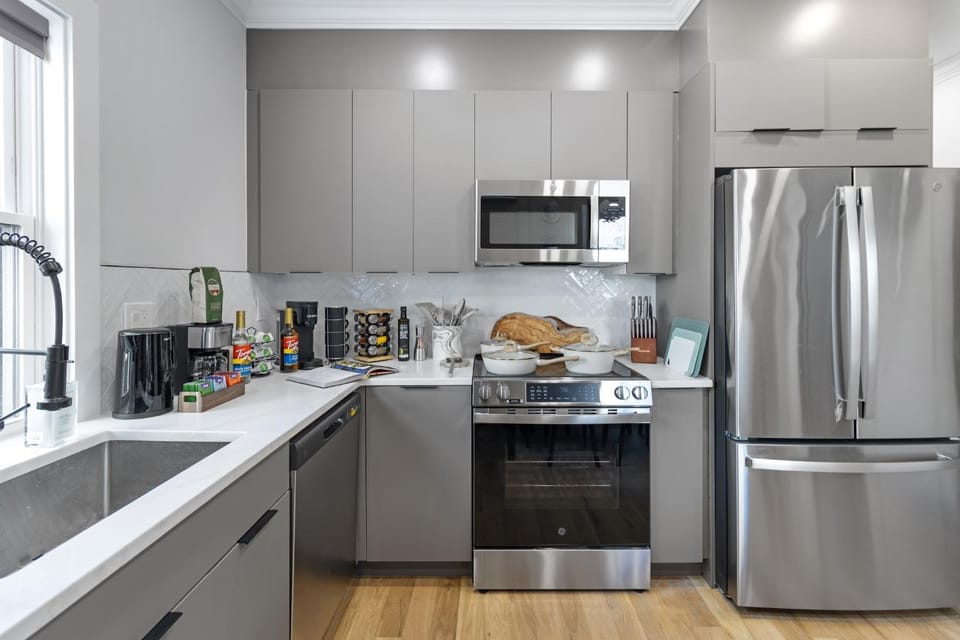 Coffee/tea facilities, Kitchen or kitchenette, dishwasher, oven, stove, toaster