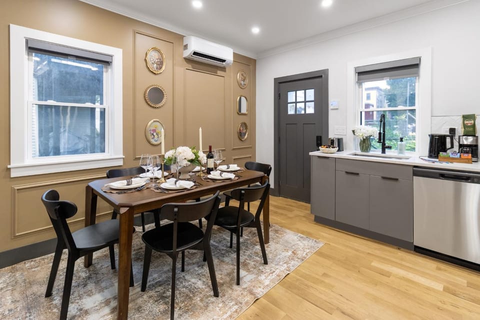 Kitchen or kitchenette, Seating area, Dining area, air conditioner