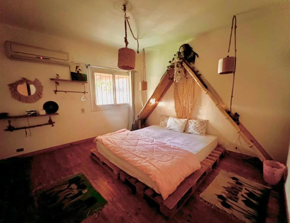 Bed, Photo of the whole room, Bedroom, air conditioner
