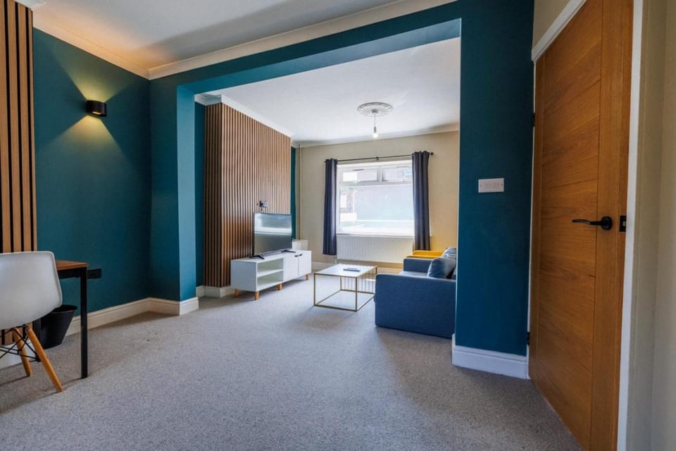 Glebe Suite I Cozy 2BR I Close to Barry Town I Near Jenner Park Football Club I WiFi I Parking I Easy Cardiff Access Apartment in Barry
