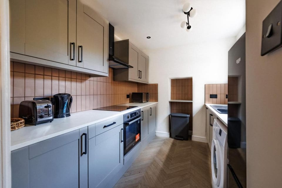Glebe Suite I Cozy 2BR I Close to Barry Town I Near Jenner Park Football Club I WiFi I Parking I Easy Cardiff Access Apartment in Barry