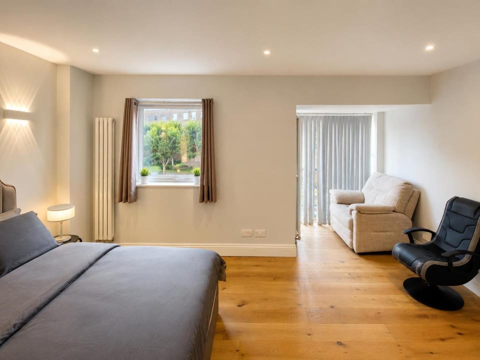 Bed, Living room, Photo of the whole room, Seating area, Bedroom