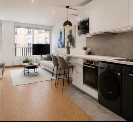II Suite Arc de Triomphe, Etoile, Champs-Elysees Apartment in Paris